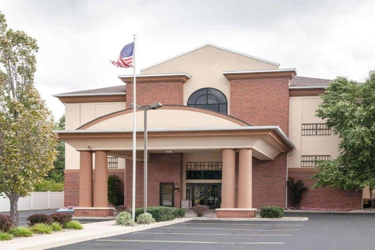 Quality Inn & Suites Niles ภายนอก รูปภาพ